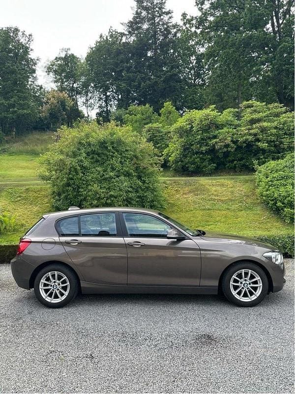 Brun Begagnad 2014 BMW 116 Halvkombi | 95 000 kr (Marknadspris) - Bild 1/4