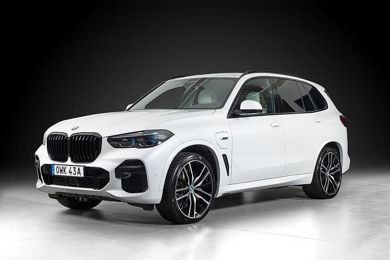 Vit Begagnad 2023 BMW X5 M Sport SUV | 849 000 kr (Marknadspris) - Bild 1/4