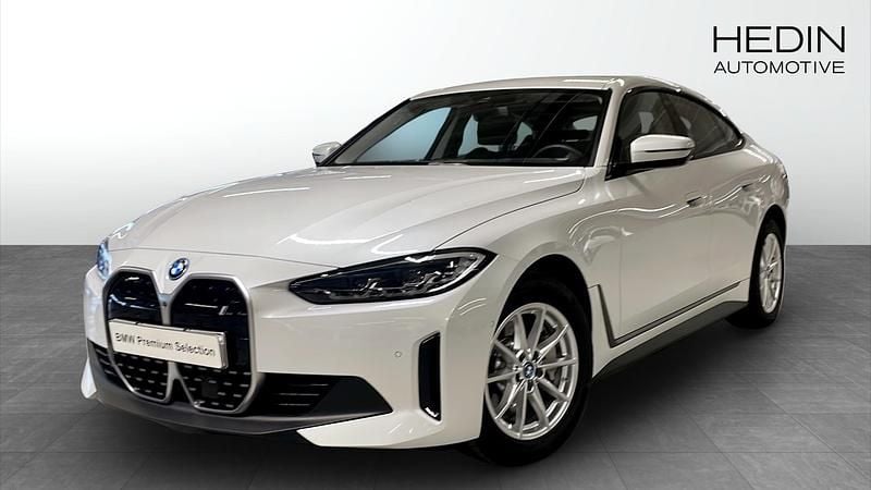 Vit Begagnad 2023 BMW i4 Sport Line Sedan | 414 700 kr (Superpris) - Bild 1/4