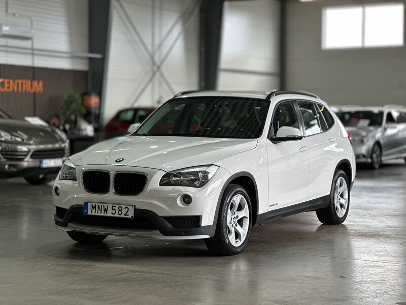 Vit Begagnad 2014 BMW X1 SUV | 119 900 kr (Marknadspris) - Bild 1/4