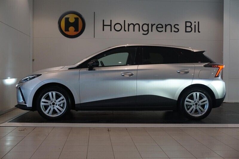 Begagnad MG MG4 EV Luxury 150 kW (204 HK) 2023 Grå/silver Halvkombi