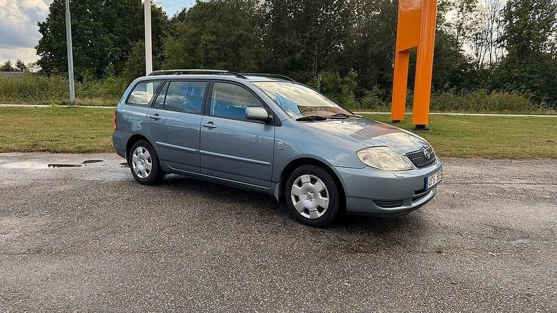 Ljusblå Begagnad 2003 Toyota Corolla Kombi | 29 800 kr (Marknadspris) - Bild 1/4
