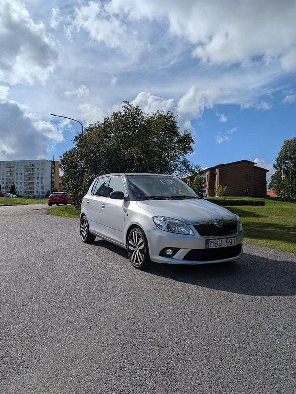 Silver Begagnad 2012 Skoda Fabia RS Halvkombi | 79 000 kr (Marknadspris) - Bild 1/4