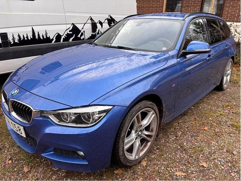 Blå Begagnad 2017 BMW 320 M Sport Kombi | 239 000 kr (Marknadspris) - Bild 1/4