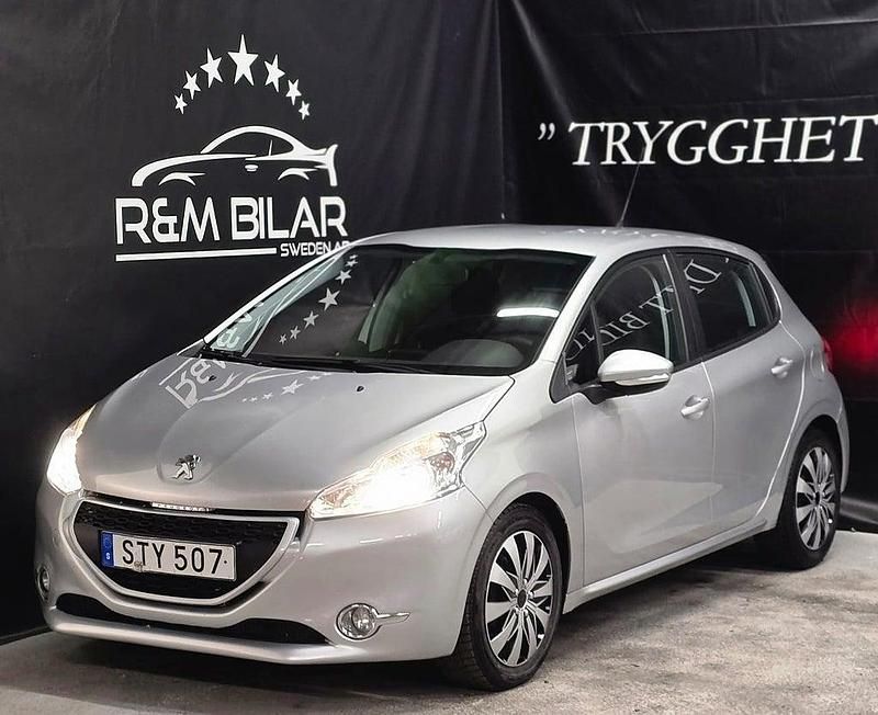 Grå Begagnad 2014 Peugeot 208 Halvkombi | 84 800 kr (Lite dyr) - Bild 1/4