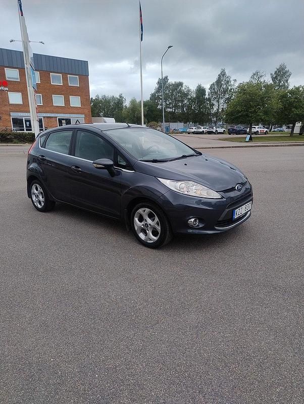 Grå Begagnad 2010 Ford Fiesta Titanium Halvkombi | 39 900 kr (Marknadspris) - Bild 1/4