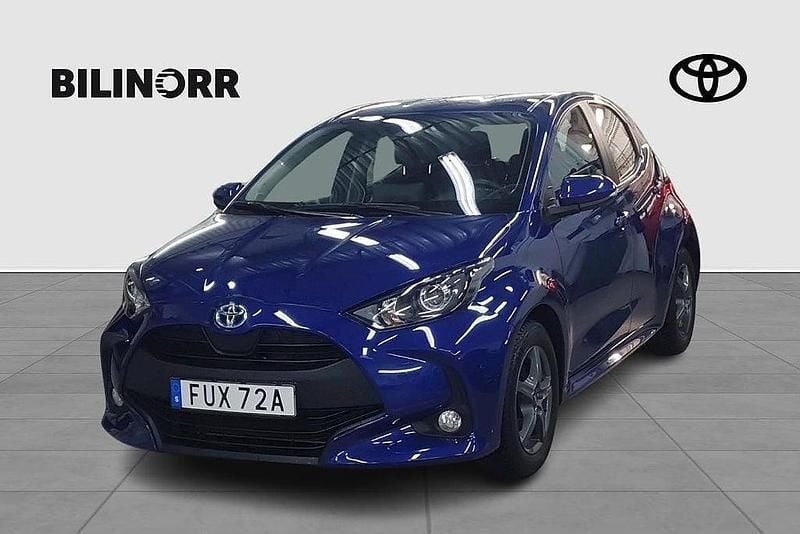 Mörkblå Begagnad 2023 Toyota Yaris Hybrid Active Halvkombi | 219 900 kr (Marknadspris) - Bild 1/4