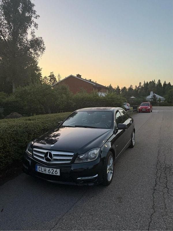 Svart Begagnad 2012 Mercedes C180 AMG Sedan | 110 000 kr (Marknadspris) - Bild 1/4