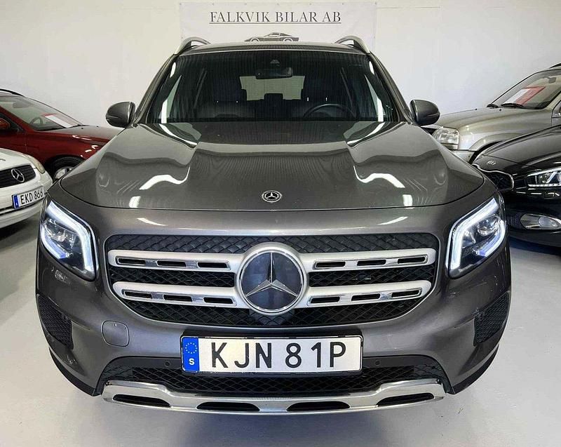 Mörkgrå (grå) Begagnad 2021 Mercedes GLB200 SUV | 269 000 kr (Marknadspris) - Bild 1/4