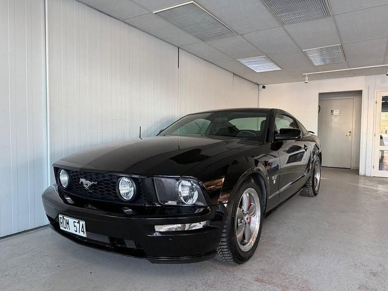 Begagnad Ford Mustang GT 305 HK (224 kW) 2006 Svart Sportkupé