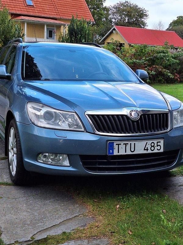 Grå Begagnad 2010 Skoda Octavia Elegance Kombi | 28 000 kr (Marknadspris) - Bild 1/4