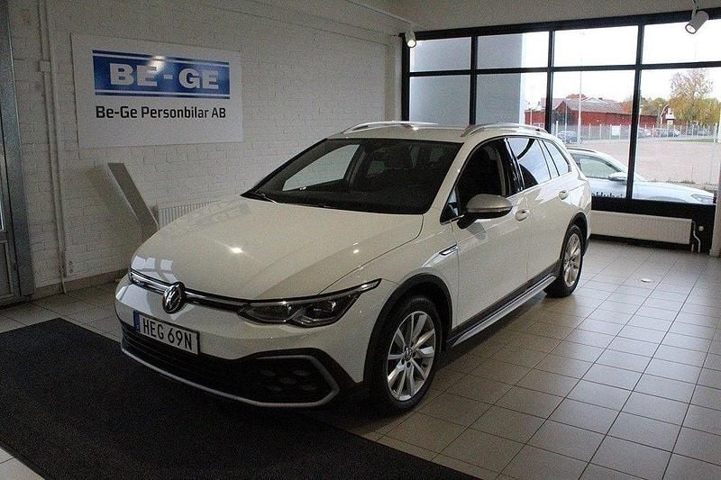 Vit Begagnad 2022 VW Golf Alltrack Kombi | 332 000 kr (Marknadspris) - Bild 1/4