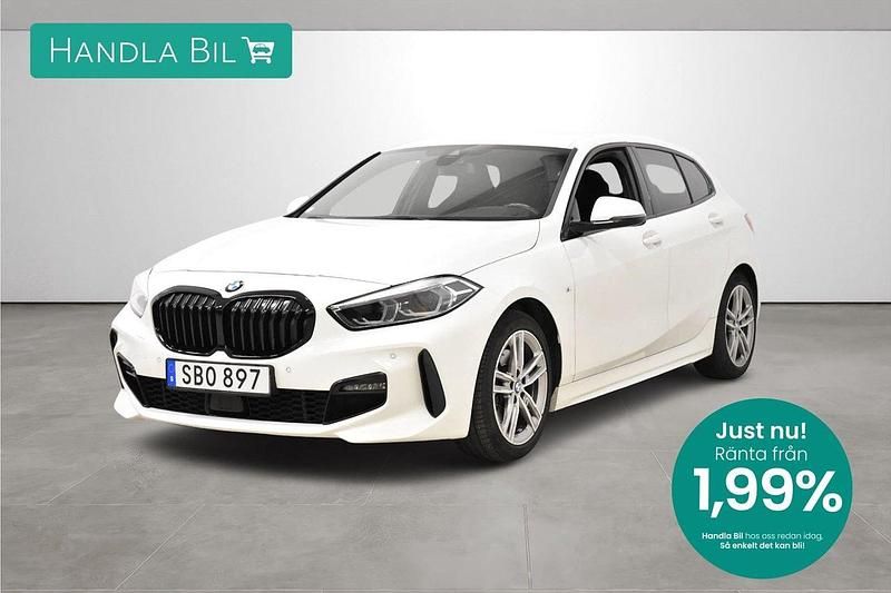 Vit Begagnad 2020 BMW 118 M Sport Halvkombi | 249 900 kr (Lite dyr) - Bild 1/3