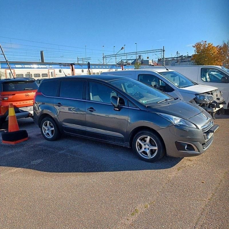 Grå Begagnad 2015 Peugeot 5008 Minibuss | 70 000 kr (Superpris) - Bild 1/1