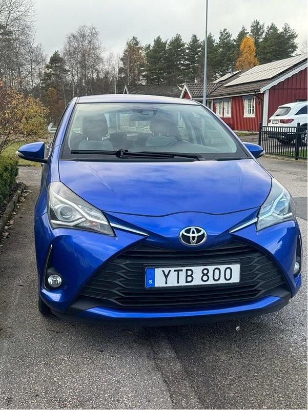 Blå Begagnad 2017 Toyota Yaris Active Halvkombi | 109 000 kr (Marknadspris) - Bild 1/4