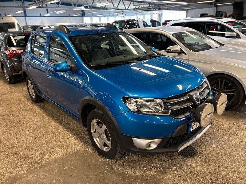 Ljusblå (blå) Begagnad 2013 Dacia Sandero Stepway Halvkombi | 49 900 kr (Marknadspris) - Bild 1/4