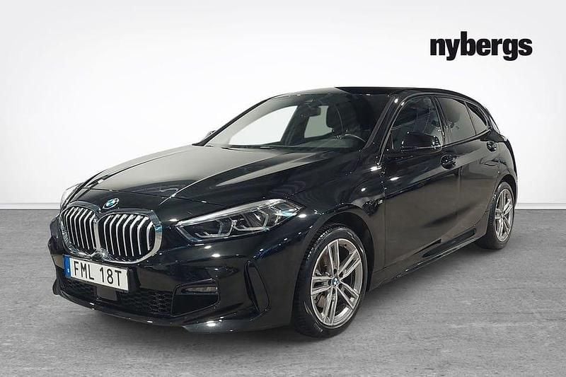 Svart Begagnad 2024 BMW 118 M Sport Halvkombi | 299 000 kr (Marknadspris) - Bild 1/4