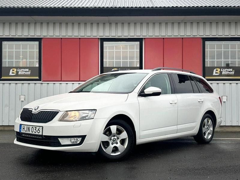 Vit Begagnad 2015 Skoda Octavia Ambition Kombi | 99 900 kr (Marknadspris) - Bild 1/4