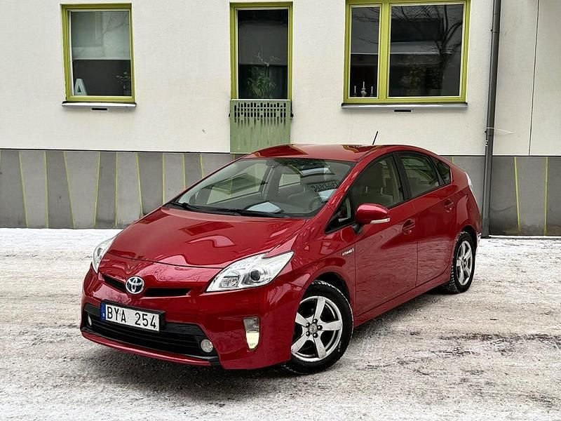 Mörkröd Begagnad 2012 Toyota Prius Business Edition Halvkombi | 99 700 kr (Bra pris) - Bild 1/4