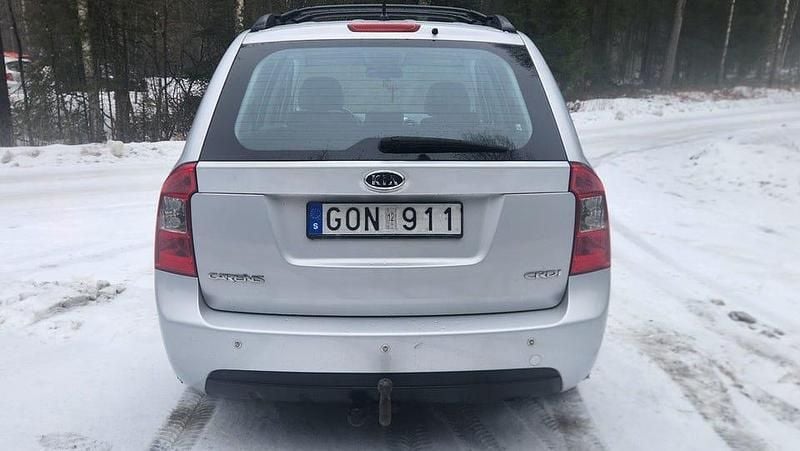 Begagnad Kia Carens 140 HK (102 kW) 2007 Silver Minibuss