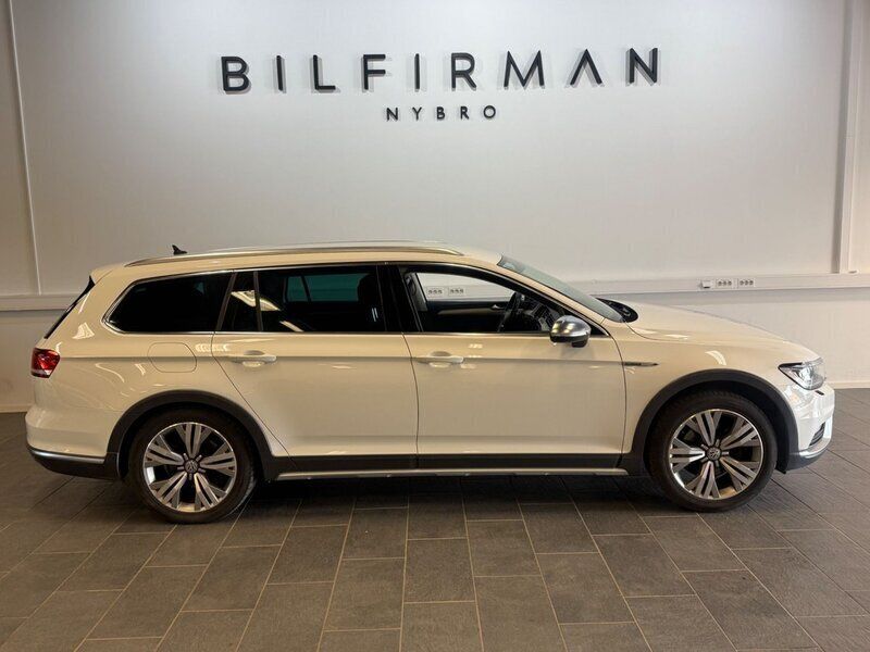 Vit Begagnad 2017 VW Passat Alltrack Kombi | 159 900 kr (Bra pris) - Bild 1/4