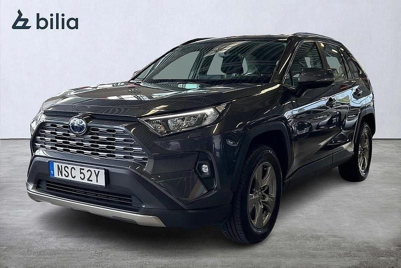 Grå Begagnad 2022 Toyota RAV4 Hybrid Active SUV | 334 900 kr (Bra pris) - Bild 1/3