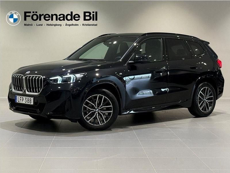 Svart (sapphire svart metallic) Begagnad 2025 BMW X1 M Sport SUV | 429 000 kr (Lite dyr) - Bild 1/4