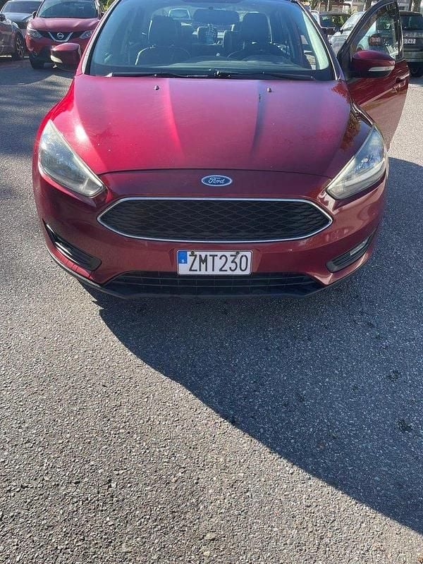 Röd Begagnad 2015 Ford Focus Sedan | 89 000 kr - Bild 1/4