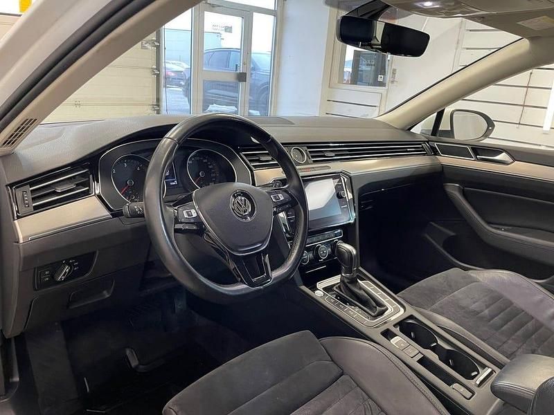 Begagnad VW Passat R-line 190 HK (139 kW) 2018 Vit