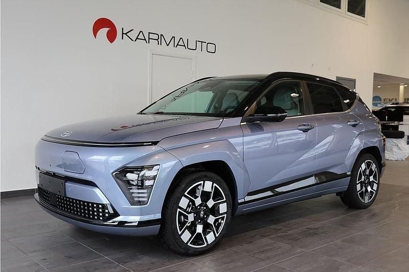 Blå (blå med svart tak) Ny 2024 Hyundai Kona Advanced SUV | 407 800 kr (Marknadspris) - Bild 1/4