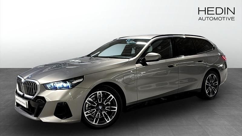 Begagnad 2025 BMW 530e M Sport Kombi | 604 700 kr - Bild 1/4