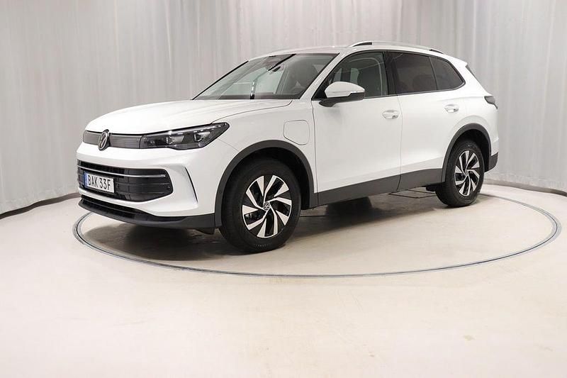 Mörkgrå Begagnad 2025 VW Tiguan Life SUV | 529 800 kr - Bild 1/4