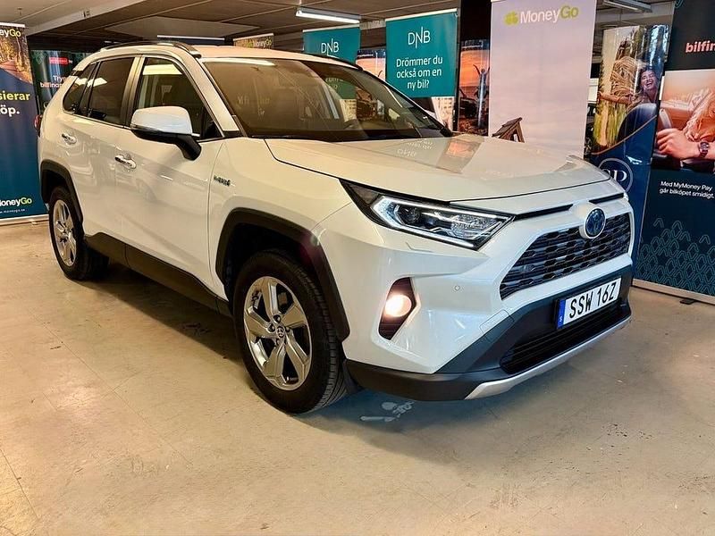 Vit Begagnad 2020 Toyota RAV4 Hybrid Executive SUV | 319 900 kr (Marknadspris) - Bild 1/4