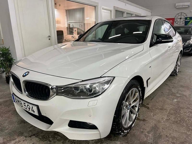 Vit Begagnad 2015 BMW 320 Gran Turismo M Sport Halvkombi | 174 900 kr (Marknadspris) - Bild 1/4