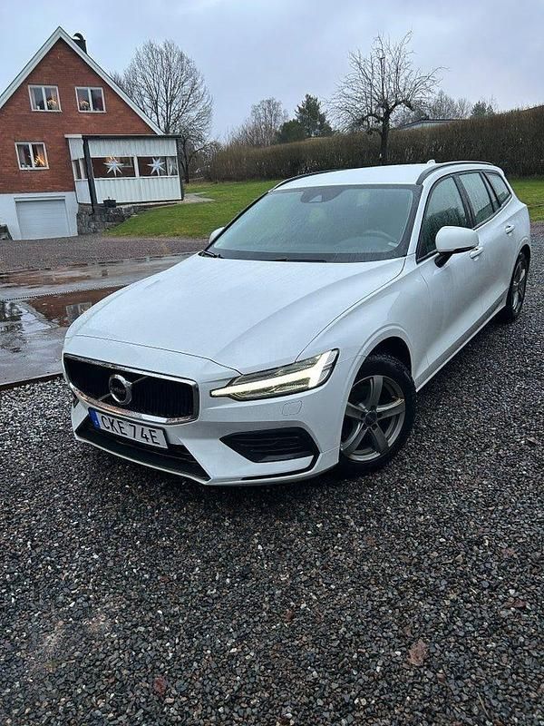 Vit Begagnad 2019 Volvo V60 Momentum Kombi | 208 000 kr (Marknadspris) - Bild 1/4