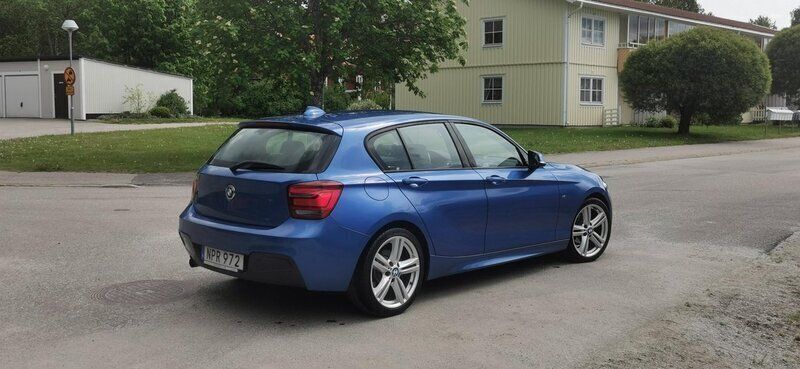 Blå Begagnad 2015 BMW 116 M Sport Halvkombi | 119 500 kr (Marknadspris) - Bild 1/4