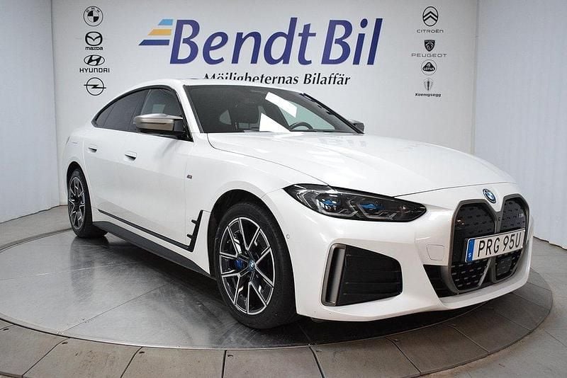 Vit Begagnad 2022 BMW i4 M Sport Sedan | 366 800 kr - Bild 1/4