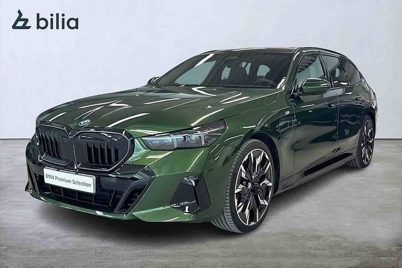 Grön Begagnad 2025 BMW 550e Kombi | 1 029 900 kr - Bild 1/1
