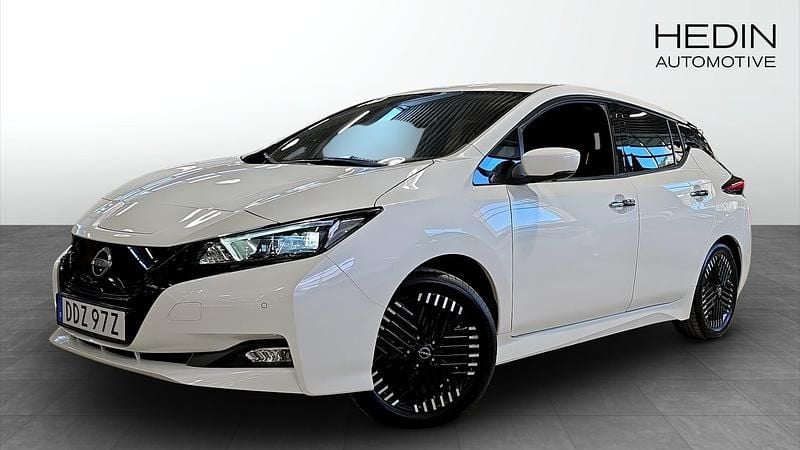 Begagnad Nissan Leaf N-Connecta 108 kW (147 HK) 2023 Vit Halvkombi