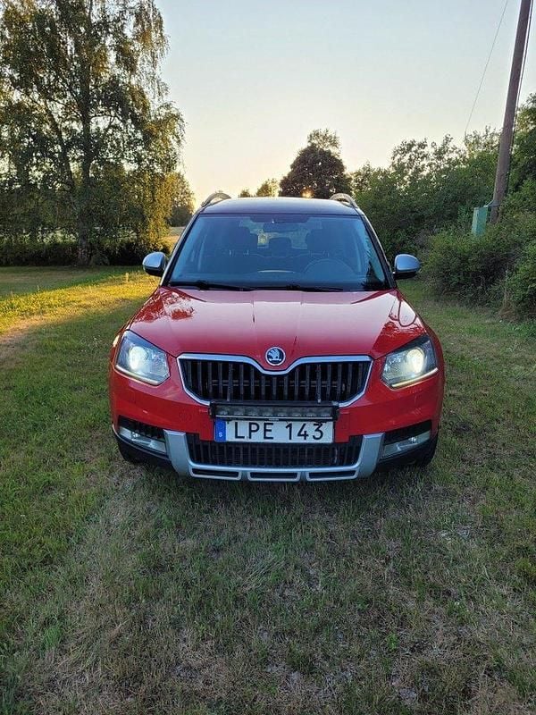 Röd Begagnad 2015 Skoda Yeti SUV | 79 000 kr (Marknadspris) - Bild 1/4