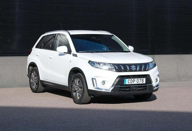 Vit Begagnad 2023 Suzuki Vitara SUV | 269 500 kr (Lite dyr) - Bild 1/4