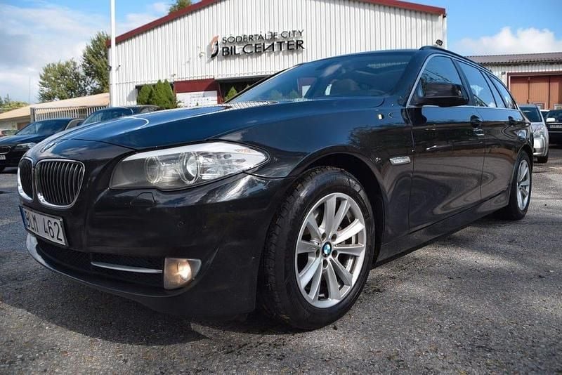 Svart Begagnad 2010 BMW 520 Kombi | 99 900 kr (Marknadspris) - Bild 1/4