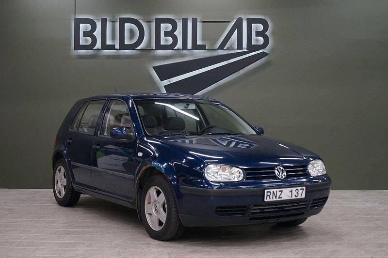 Blå Begagnad 2000 VW Golf IV Halvkombi | 14 900 kr (Marknadspris) - Bild 1/4