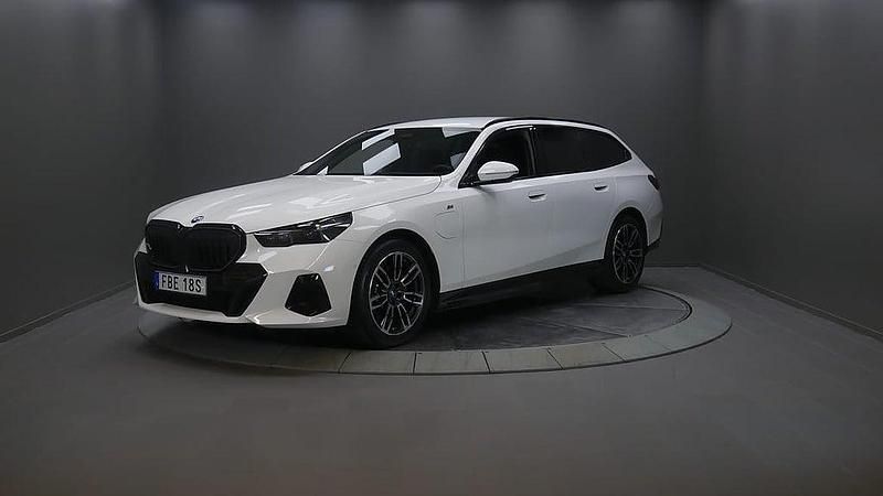 Begagnad BMW 530e M Sport 303 HK (222 kW) 2025 Vit Kombi