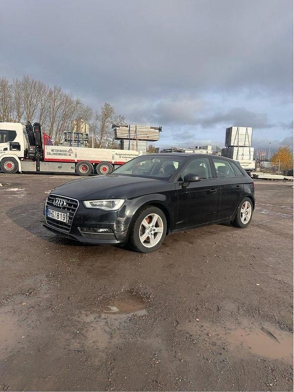 Svart Begagnad 2014 Audi A3 Sportback Ambition Halvkombi | 124 000 kr (Marknadspris) - Bild 1/4