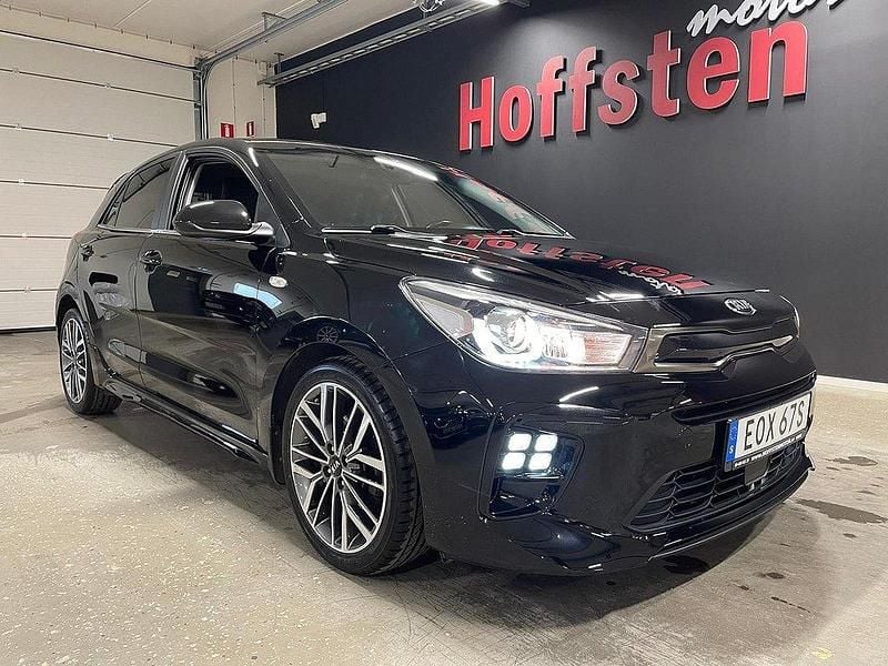 Svart Begagnad 2020 Kia Rio Halvkombi | 149 900 kr (Marknadspris) - Bild 1/4