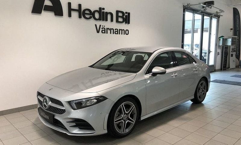 Silver Begagnad 2018 Mercedes A180 AMG Sedan | 352 650 kr (Dyr) - Bild 1/4