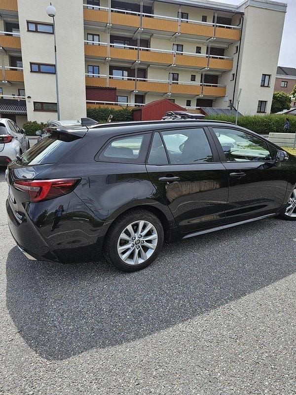 Svart Begagnad 2023 Toyota Corolla Active Kombi | 240 000 kr (Marknadspris) - Bild 1/4