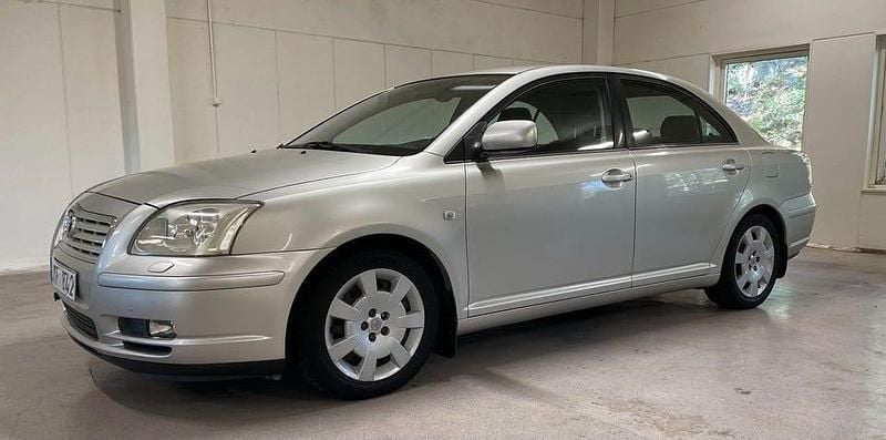 Begagnad Toyota Avensis 147 HK (108 kW) 2003 Silver Sedan