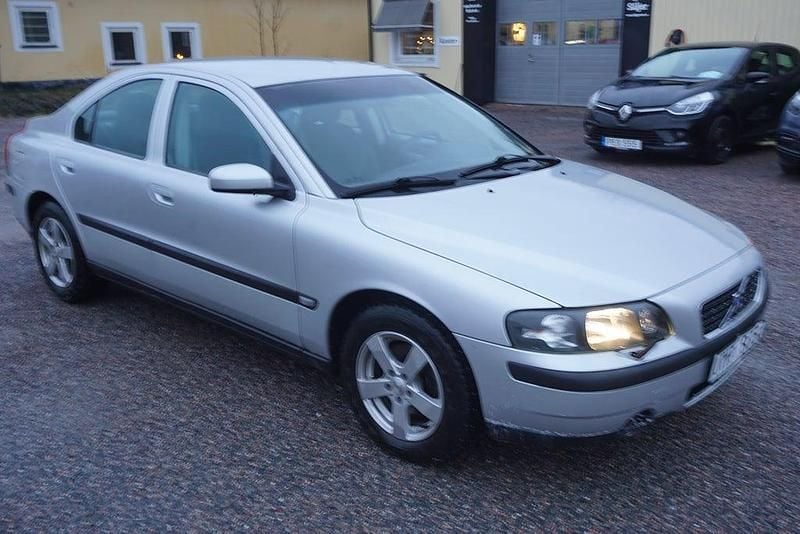 Grå Begagnad 2003 Volvo S60 Sedan | 59 900 kr (Lite dyr) - Bild 1/4